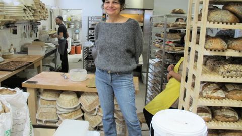 Nicolle Baghdiguian-Weber à l’entrée de son fournil, complètement ouvert sur le magasin.